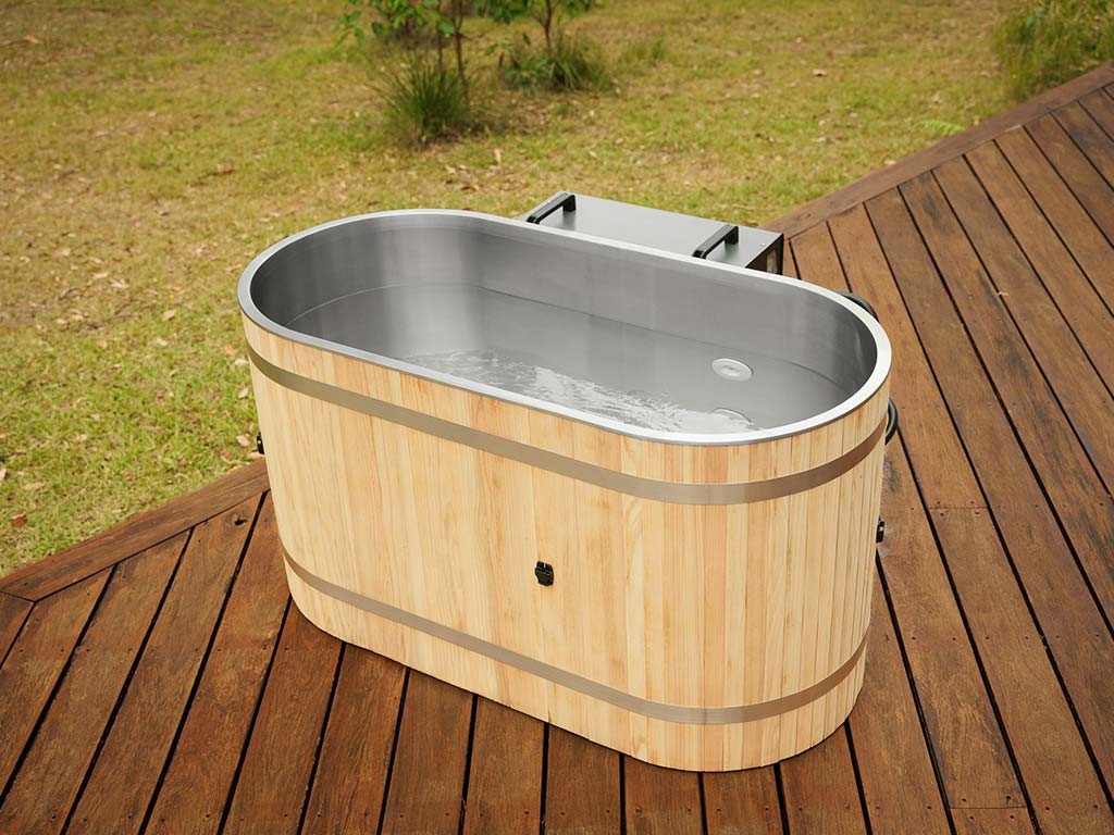 Ansicht der Eisbadewanne im Garten