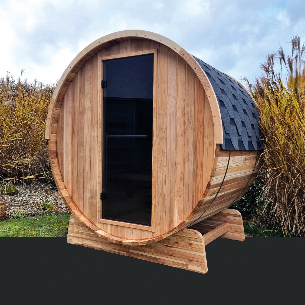 Infrarot-Sauna-Fass vor einem landschaftlichen Hintergrund