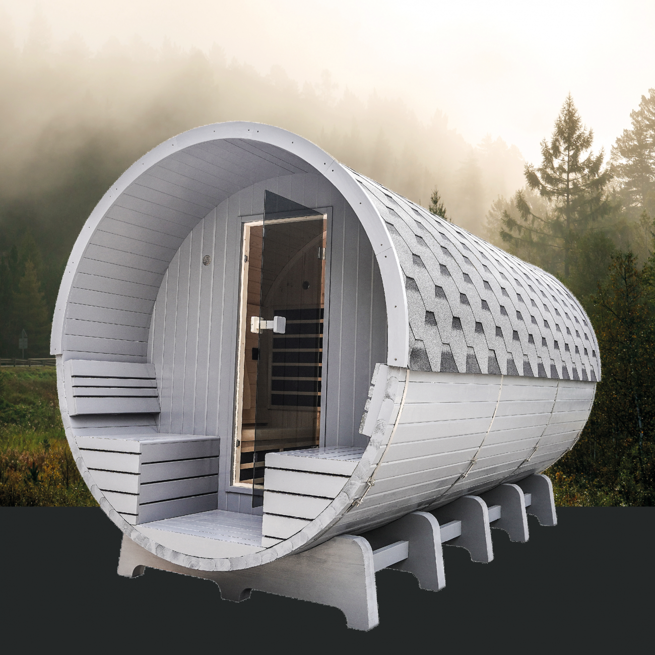 Panorama-Saunafass vor einem atmosphärischen Hintergrund